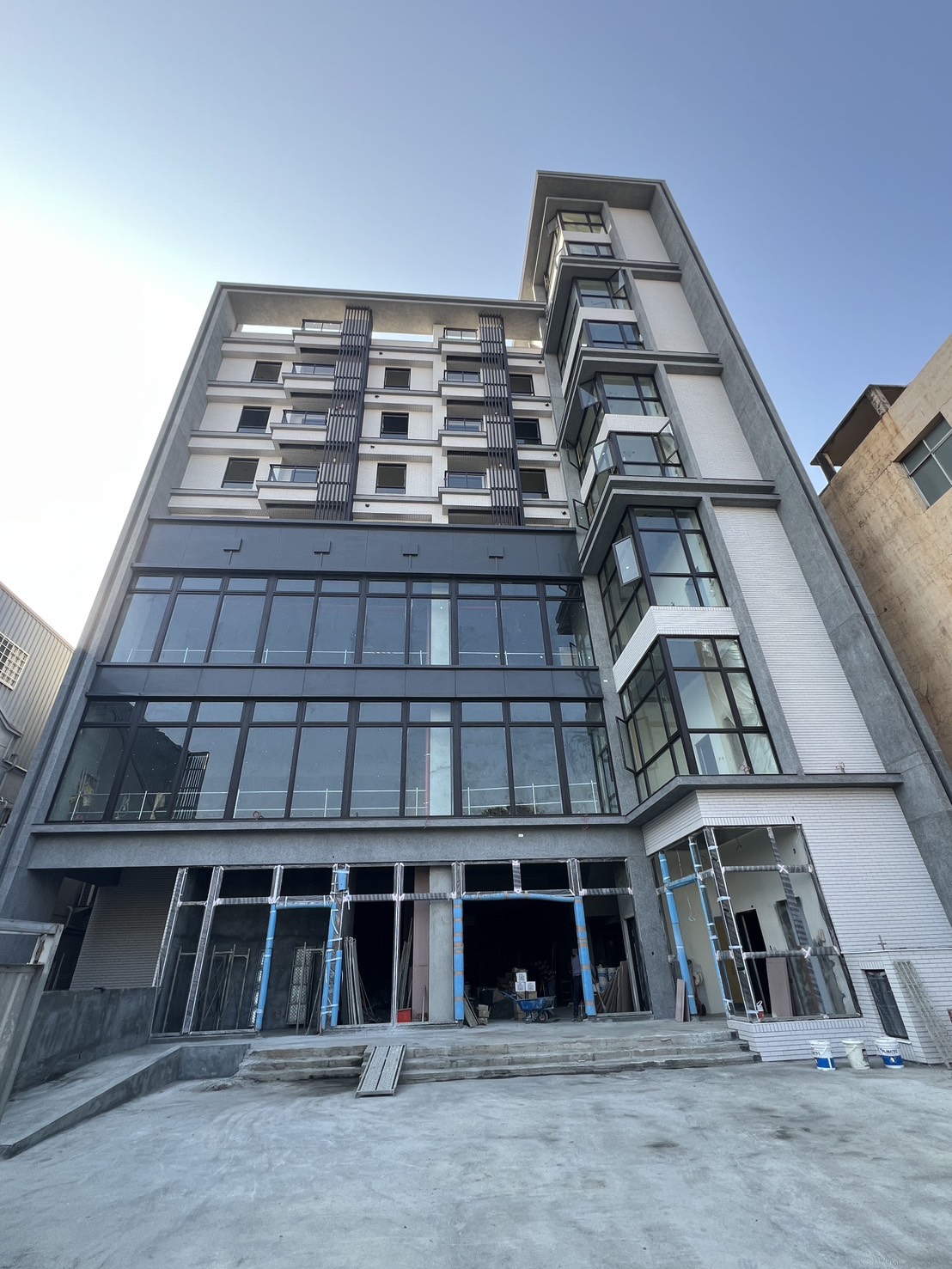 本案採用信元氣密窗.5*10格柵 依照業主得需求設計以及需求製作 